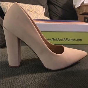 Nude Pumps